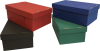 Cipős doboz, fedeles  (290x220x110 mm) hullámkarton fedeles cipős doboz

Méret: 290 x 220 x 110 mm - hullámkarton fedeles cipős doboz

Felhasználás: cipők, papucsok, csizmák tárolására alkalmas hullámkarton cipős doboz

Anyag: mikrohullám karton papír
Színek: 
alap: barna, fehér
színes: bordó, fekete, kék, zöld
